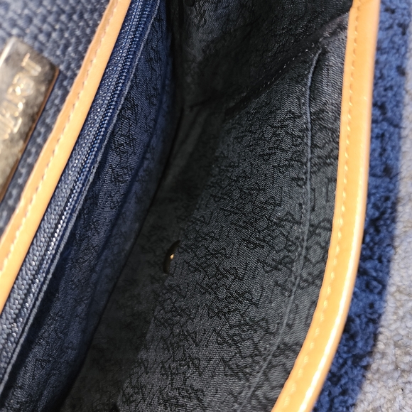 AUTHENTIC Vintage Yves Saint Laurent (YSL) crossbody bag - Picture 7 of 16